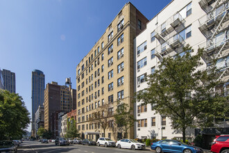 243 W 70th St in New York, NY - Building Photo - Building Photo