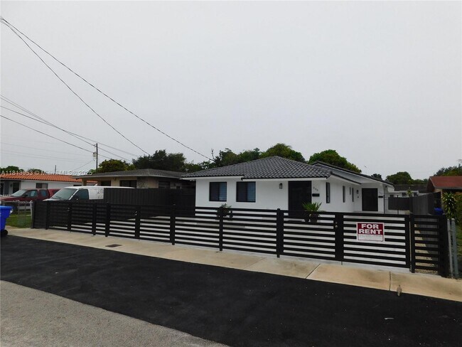 330 NW 43rd Pl in Miami, FL - Building Photo - Building Photo