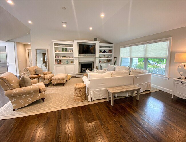 32 White Oak Ln in Westhampton Beach, NY - Building Photo - Building Photo