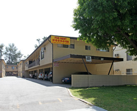 7438 Haskell Ave in Van Nuys, CA - Building Photo - Building Photo