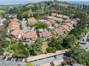 Brittan Royale Townhomes in San Carlos, CA - Foto de edificio - Building Photo