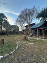 1060 Garden St in Somerville, TX - Building Photo