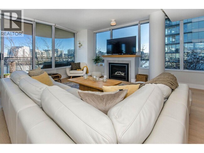 9 Smithe Mews in Vancouver, BC - Building Photo - Building Photo