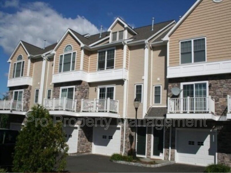 85 Camp Ave in Stamford, CT - Foto de edificio