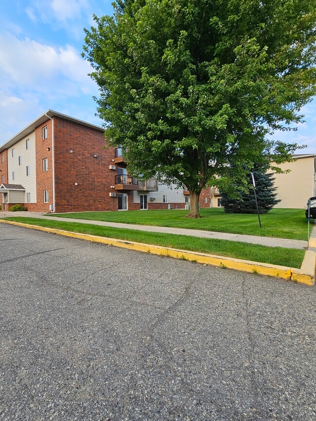 Wilkeshire Apartments in Watertown, SD - Building Photo - Building Photo