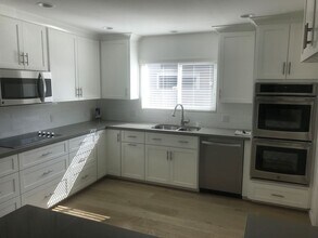 21162 Lockhaven Cir in Huntington Beach, CA - Building Photo - Building Photo