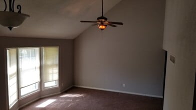 213 S Brittany Dr in Olathe, KS - Foto de edificio - Building Photo