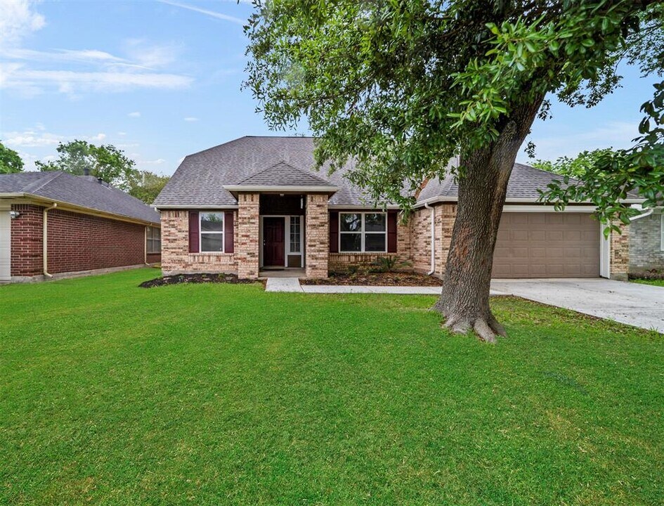 4906 Pleasant Plains Dr in Friendswood, TX - Foto de edificio