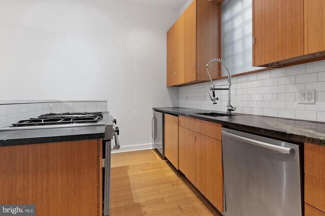 727 S 7th St in Philadelphia, PA - Building Photo - Building Photo