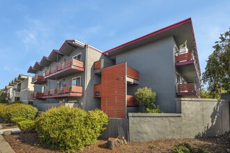 Middlefield Apartments in Redwood City, CA - Foto de edificio - Building Photo