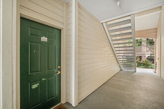 5110 Bay Club Cir in Tampa, FL - Building Photo - Building Photo