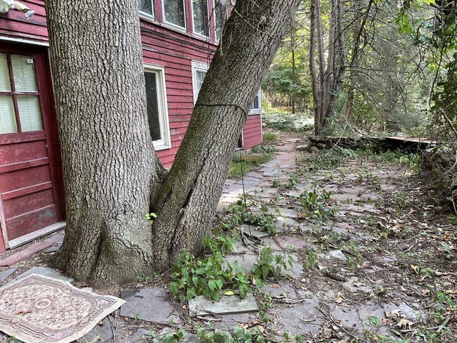 1142 Sperry Rd, Unit Basement in Cheshire, CT - Foto de edificio - Building Photo