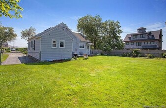60 Bassett Ln in Madison, CT - Foto de edificio - Building Photo