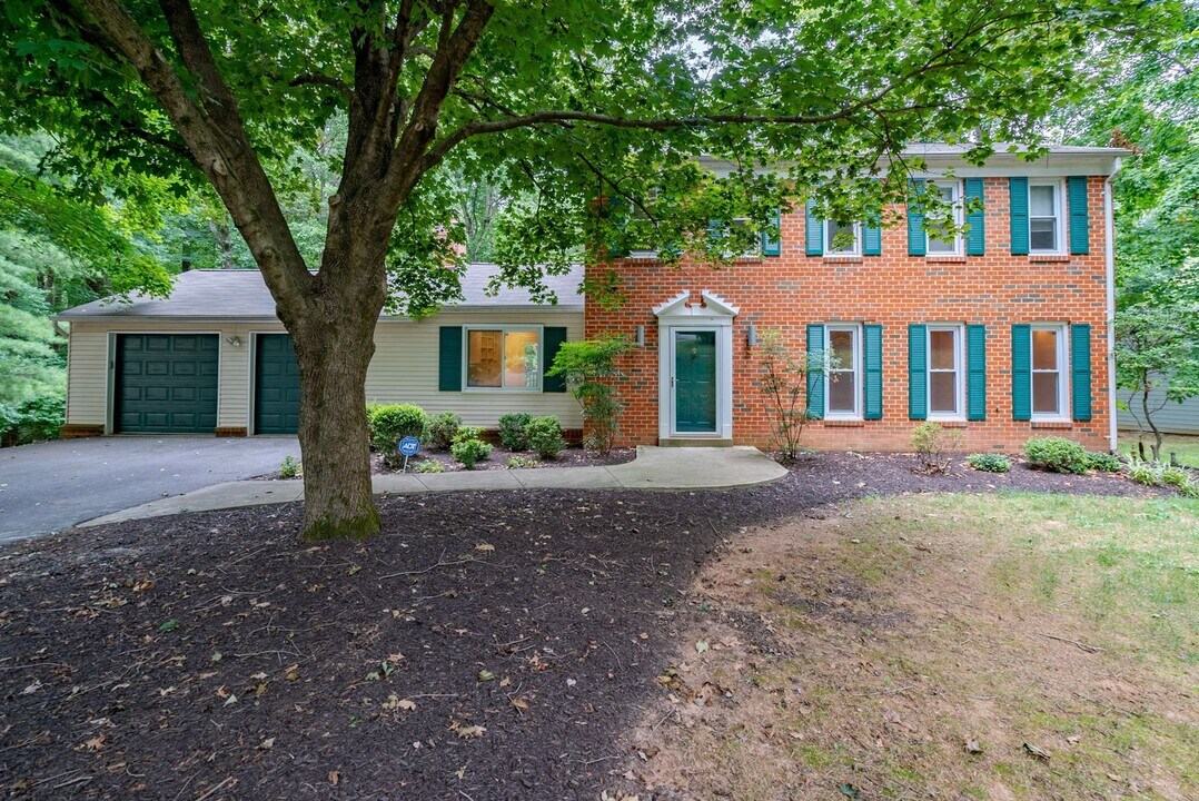 10409 Adel Rd in Oakton, VA - Building Photo