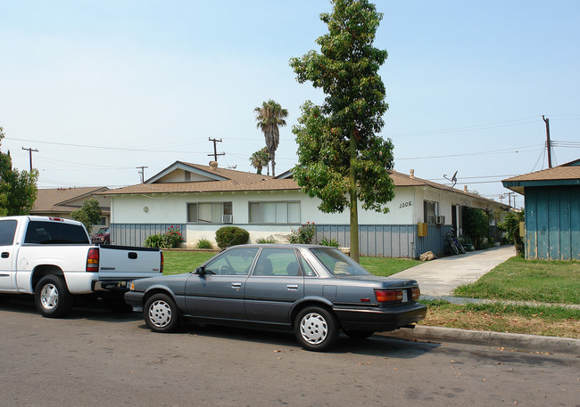 1006 N Shattuck Pl in Orange, CA - Building Photo - Building Photo