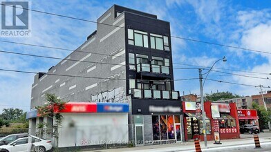 335 College St in Toronto, ON - Building Photo - Building Photo
