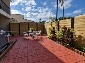 10904 SW 72nd St in Miami, FL - Building Photo