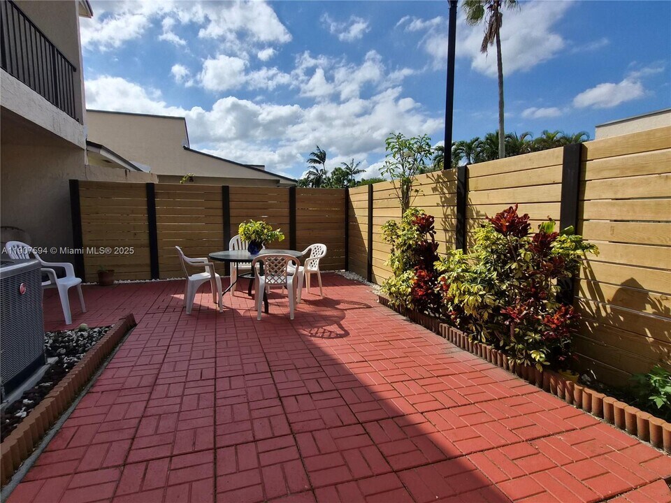 10904 SW 72nd St in Miami, FL - Building Photo