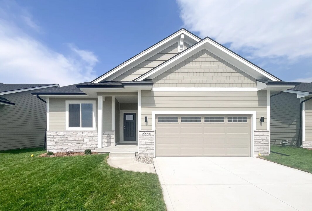 3302 NE Fawn Ln in Ankeny, IA - Building Photo