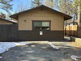 25873 Cedar St in Idyllwild, CA - Building Photo