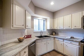913 Memorial Village Dr in Houston, TX - Building Photo - Building Photo