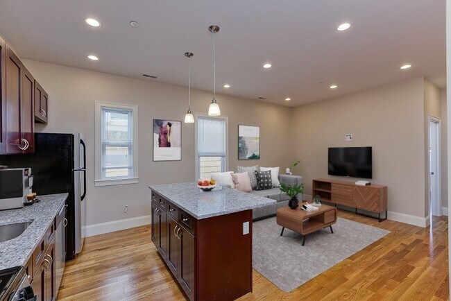 358 Meridian St in Boston, MA - Building Photo - Building Photo