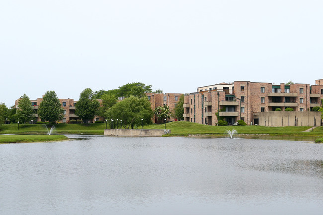 Hawthorn Estates Condos (219 Units) in Schaumburg, IL - Building Photo - Building Photo