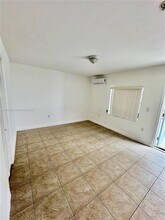 2471 NW 18th Terrace-Unit -A in Miami, FL - Foto de edificio - Building Photo