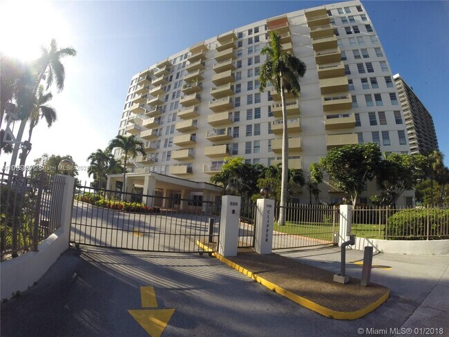 880 NE 69th St in Miami, FL - Building Photo - Building Photo