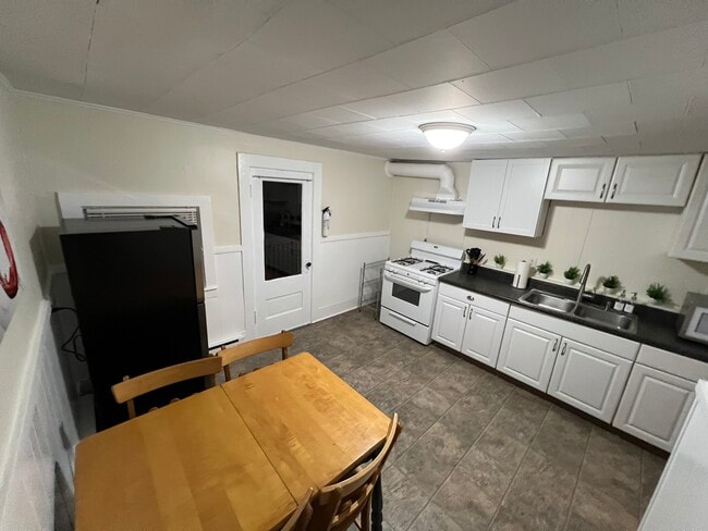 4 Cottage Pl, Unit Second Floor - APT 2 in Glens Falls, NY - Foto de edificio - Building Photo