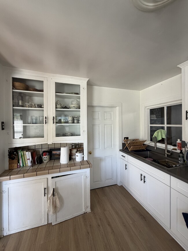 104 N Guadalupe Ave in Redondo Beach, CA - Foto de edificio - Building Photo