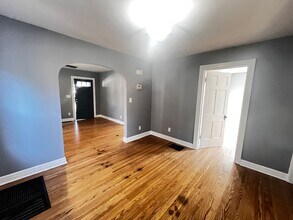 932 Hess Ln in Louisville, KY - Building Photo - Building Photo