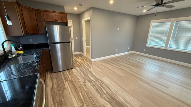 614 Alden St, Unit 1 in Fall River, MA - Foto de edificio - Building Photo