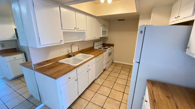 5169 Vineland Rd in Orlando, FL - Building Photo - Building Photo