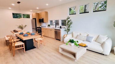 11330 12th Ave NE in Seattle, WA - Foto de edificio - Building Photo