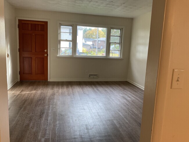 211 Magnolia Ave, Unit A in East Rochester, NY - Building Photo - Building Photo