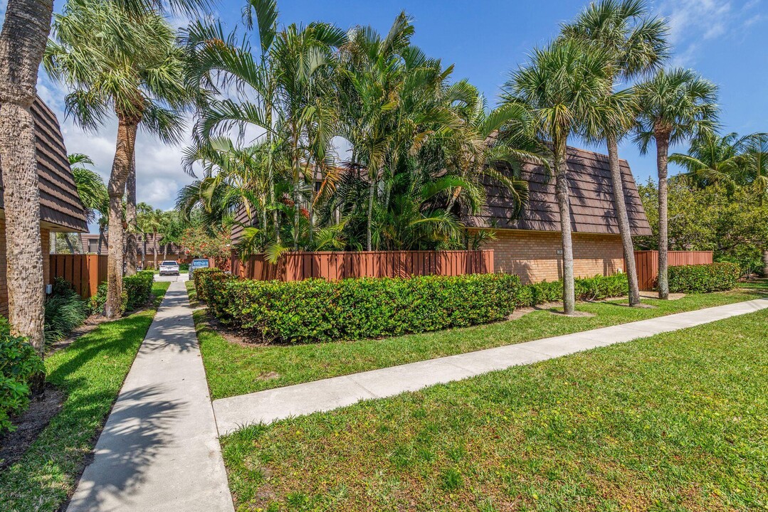 1915 19th Ct in Jupiter, FL - Foto de edificio