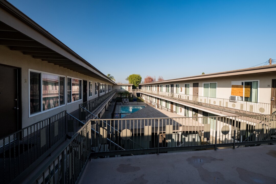 Amber Court in Bellflower, CA - Building Photo