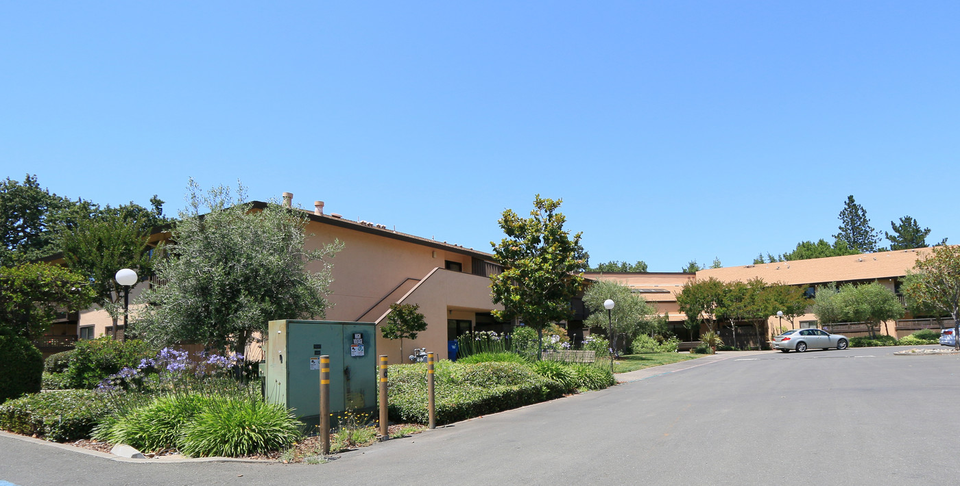 F A H A Manor in Sonoma, CA - Foto de edificio