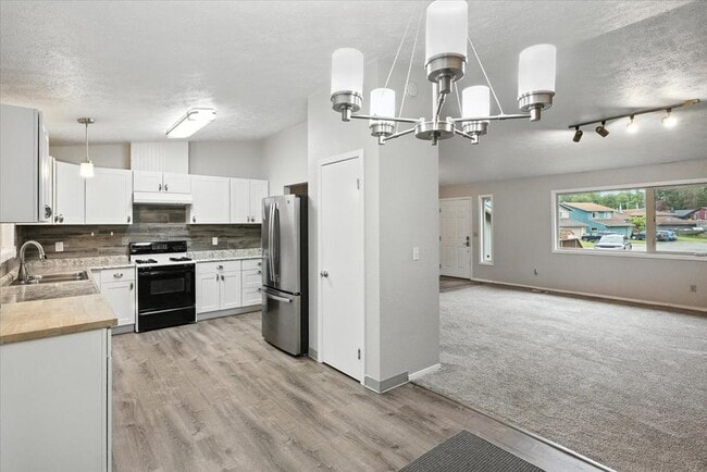8740 Carter Cir in Anchorage, AK - Building Photo - Building Photo
