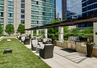 401 N Wells St, Unit 1 in Chicago, IL - Foto de edificio - Building Photo