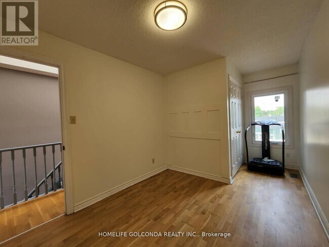 6 Dowry St in Toronto, ON - Building Photo - Building Photo