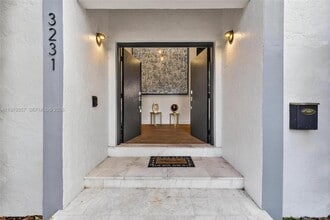 3231 Salzedo St in Coral Gables, FL - Building Photo - Building Photo