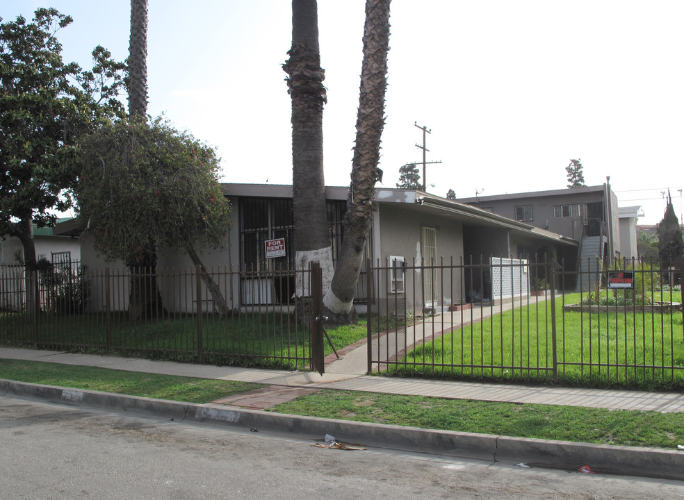 10226 S 10th Ave in Inglewood, CA - Foto de edificio