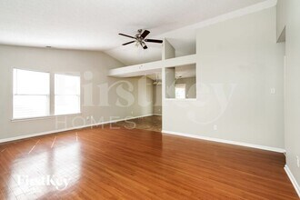 7433 Redcliff Rd in Indianapolis, IN - Foto de edificio - Building Photo