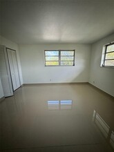 300 NE 1st Ct, Unit 106 in Hallandale Beach, FL - Building Photo - Building Photo