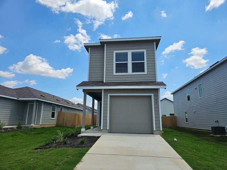 704 Commander Abbot Dr in Jarrell, TX - Building Photo