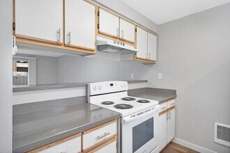 13338 SE Division St in Portland, OR - Building Photo - Building Photo
