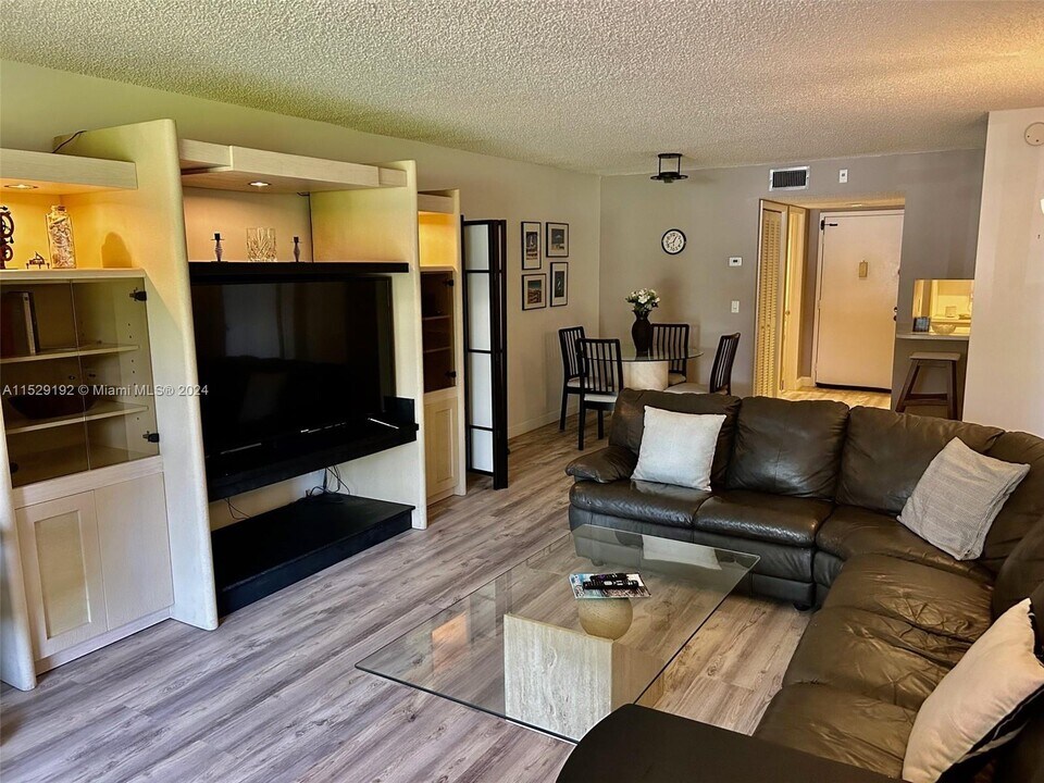 16175 Golf Club Rd, Unit 108 in Weston, FL - Building Photo