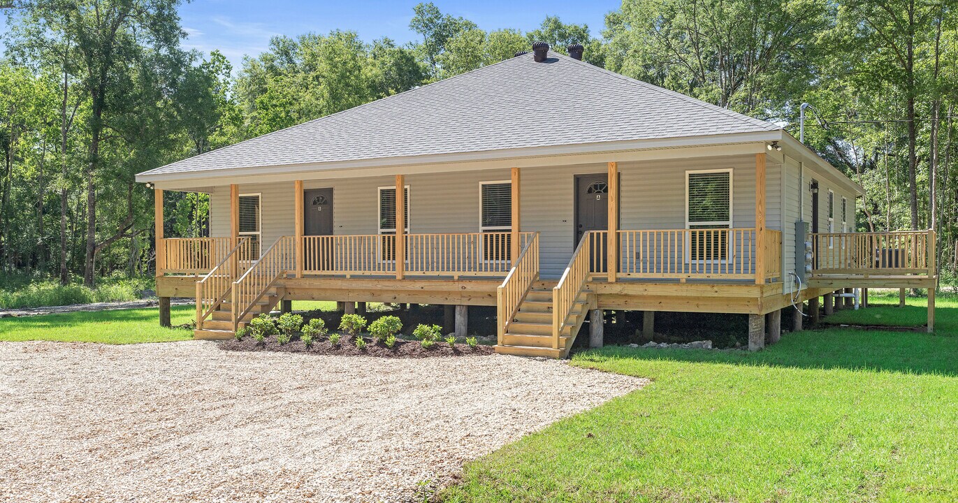 41334 Brown Rd in Ponchatoula, LA - Foto de edificio